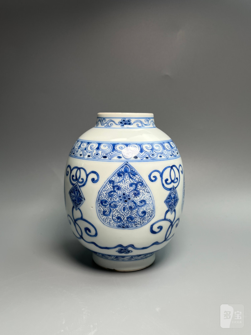 清雍正  青花淡描缠枝花卉纹灯笼尊 - 图2